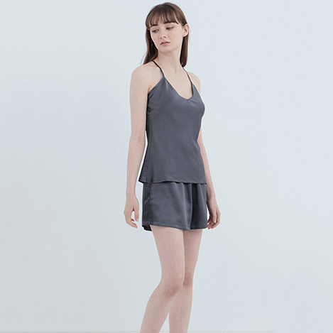 美肌効果も見逃せない贅沢なパット付きシルクキャミソール