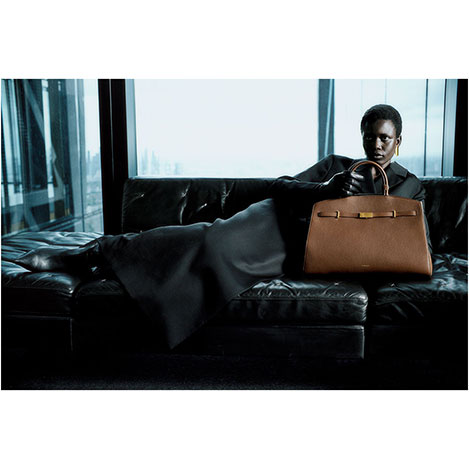 英国セレブ愛用！【DEMELLIER】The Hudson ハンドバッグ The Midi Hudson | Black Small Grain | DeMellier