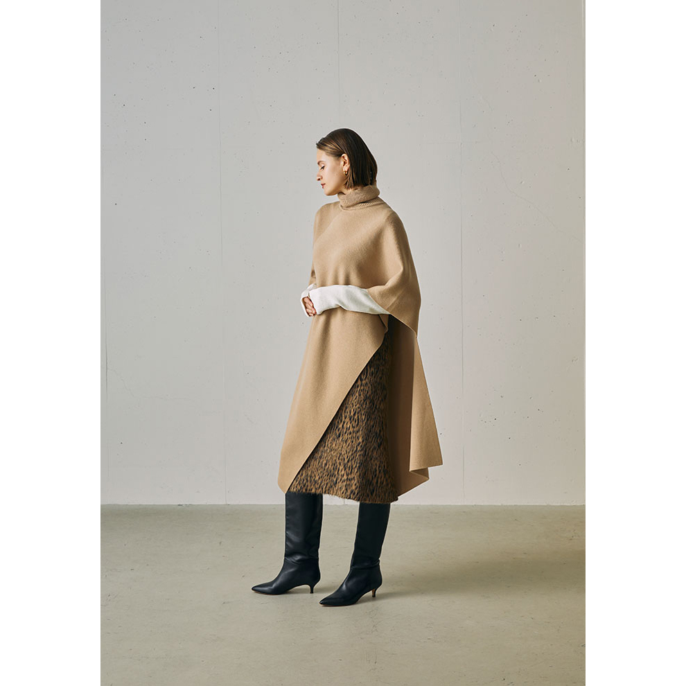 マントやケープ、アルパカニットなど。揺らぐ季節にまとう「ジェイドット」のドラマチックウェア