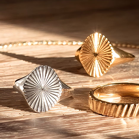 「デイジー ロンドン」のラッキーモチーフジュエリー