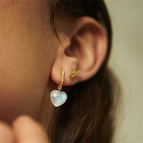 自然な輝きを放つ「デイジー ロンドン」のミニピアス