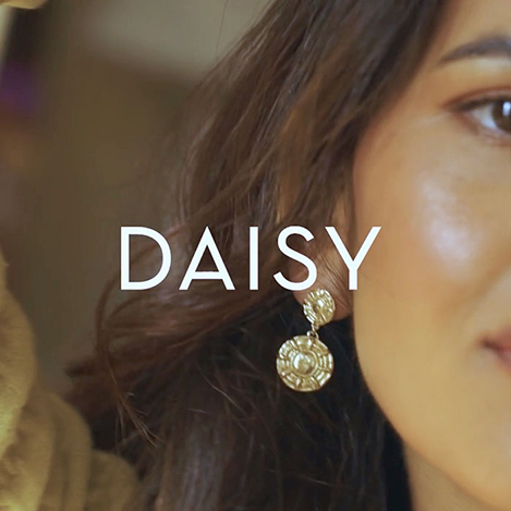 夏にきらめく、小さな力の源。「デイジー ロンドン」で見つける、最旬ジュエリー