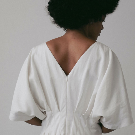 秋の新作に見る、背中を魅せる上質デザイン