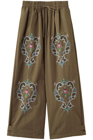 ミュベール/MUVEILのフラワー刺しゅうパンツ