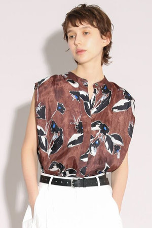 サクラ/SACRAのフローラペイントノースリーブブラウス