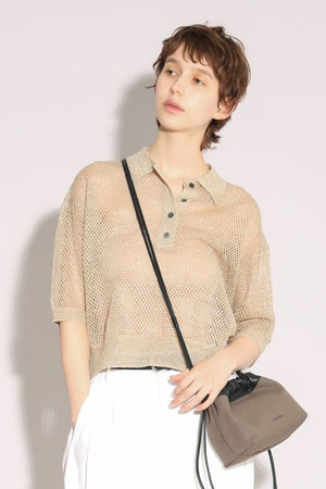 サクラ/SACRAのグロッシーリネンオープンワークポロトップス