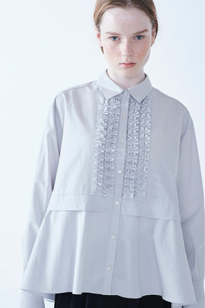 マリリンムーン/MARILYN MOONのモダンタックフリルフレアシャツ