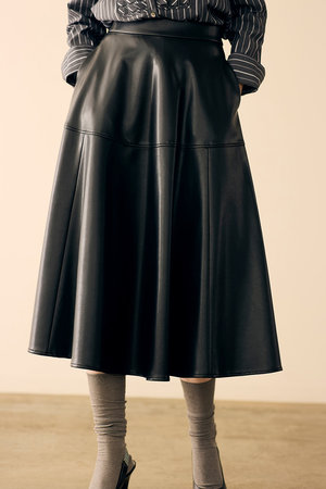 ソフトフェイクレザーサーキュラースカート