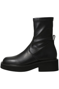 FABIO RUSCONI｜ファビオ ルスコーニのフラットシューズ（フラット