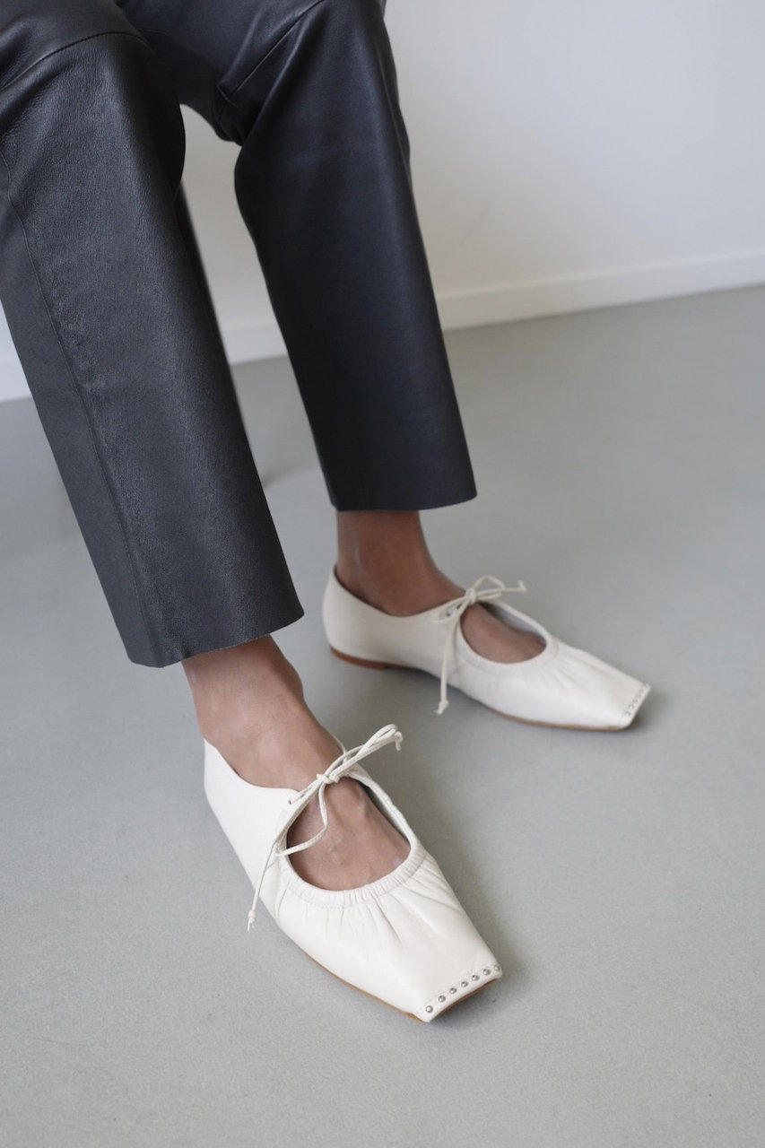 CHEMBUR(チェンバー)｜スクエアトゥスタッズリボンフラットシューズ