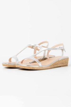 エスメラルダ/Esmeraldaの【GAIMO】スクエアトゥストラップサンダル(130200/130202)