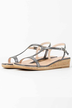 エスメラルダ/Esmeraldaの【GAIMO】スクエアトゥストラップサンダル(130200/130202)