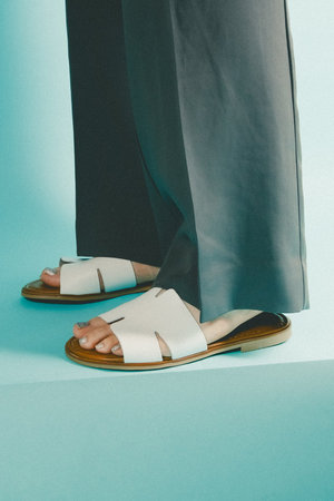 エスメラルダ/Esmeraldaのカットデザインフラットサンダル(130200/130204)