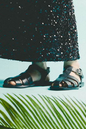 エスメラルダ/Esmeraldaのローヒールグルカサンダル(130200/130201)