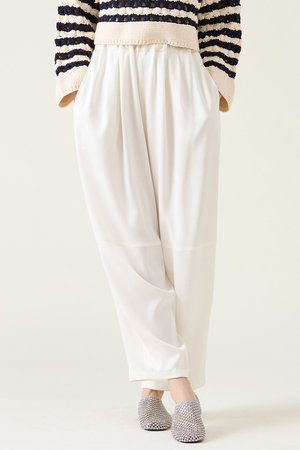 マルティニーク/martiniqueのバックサテンバレルパンツ(110600/110601)