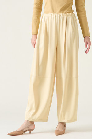 マルティニーク/martiniqueのバックサテンバレルパンツ(110600/110601)