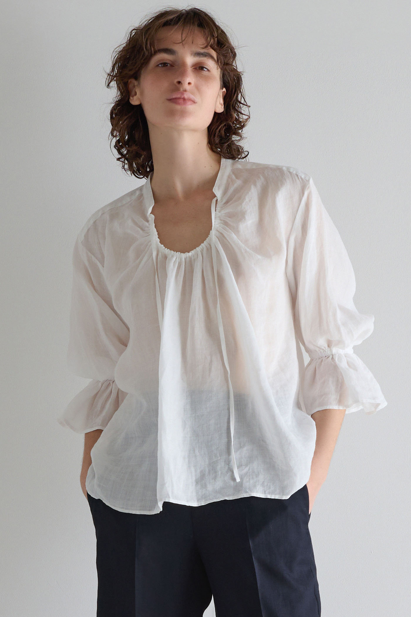 マルティニーク/martiniqueの【予約販売】ラミーネックギャザーブラウス(ホワイト/A0361FB 543)