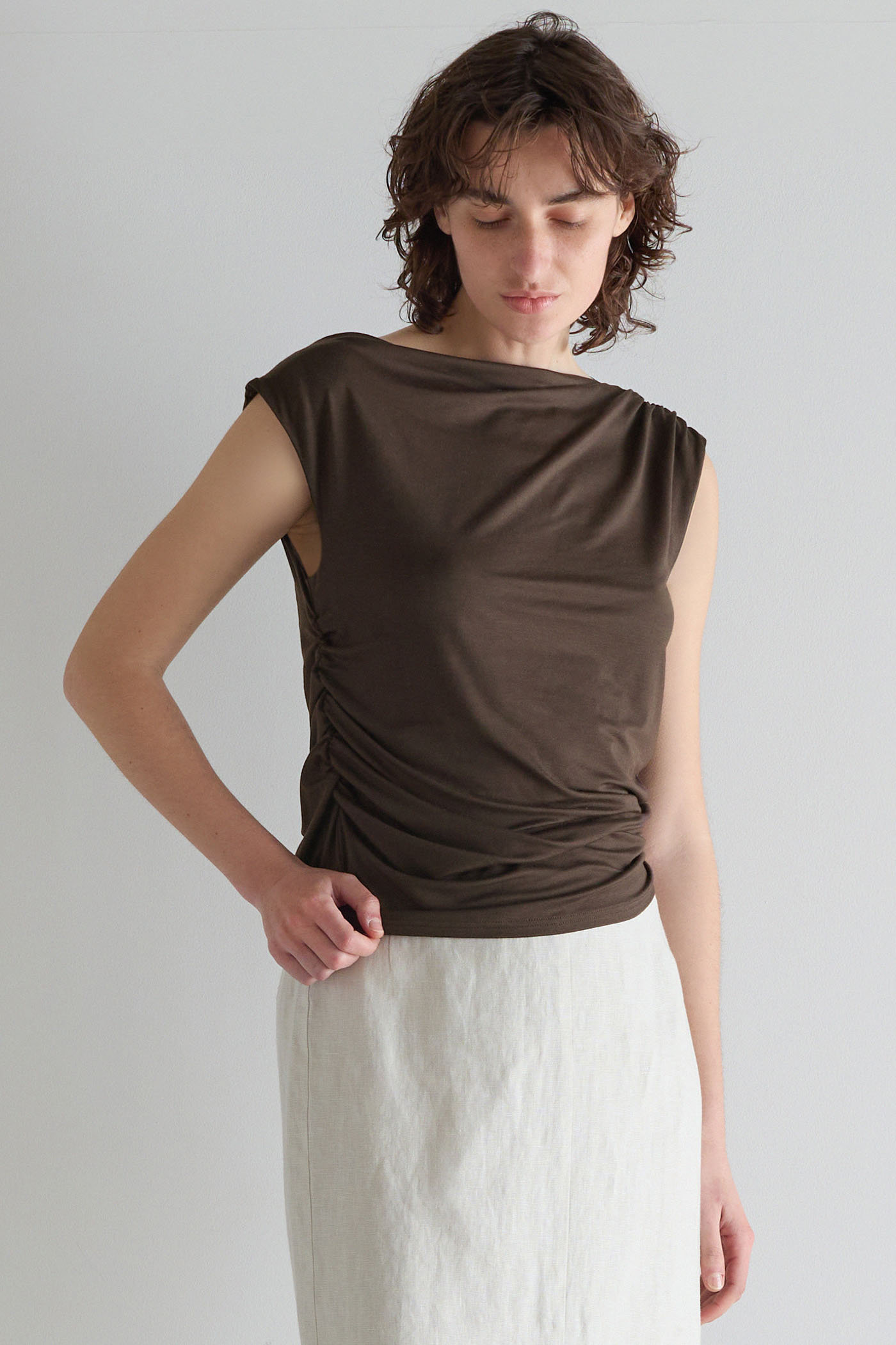 マルティニーク/martiniqueの【予約販売】シャーリングドレープノースリーブ(ブラウン/A0361UTS501)