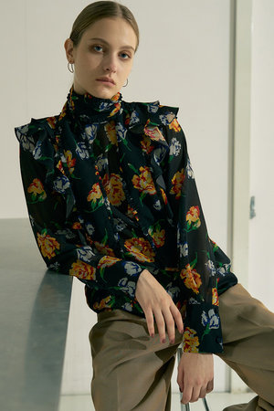 デザインワークス/DESIGNWORKSのフラワープリントリボン付きラッフルブラウス(110400/110403)