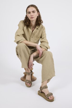 シチズンズ・オブ・ヒューマニティ/CITIZENS of HUMANITYのKAYLA shrunken リネンシャツ(110400/110403)