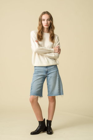 マザー/MOTHERのTHE HALF-PIPE BERMUDA FRAY デニムハーフパンツ (OWR)(110600/110604)