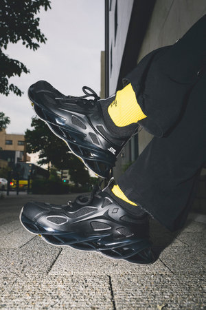 スティーブ・マデン/STEVE MADDENのROCKETS スパイラルソールスニーカー(130500/130501)