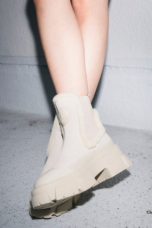 スティーブ・マデン/STEVE MADDENのTOWNSHIP 厚底サイドゴアムートンブーツ(130300/130301)