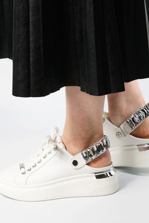 スティーブ・マデン/STEVE MADDENのGALEXI ビジューバックストラップスニーカー(130500/130501)