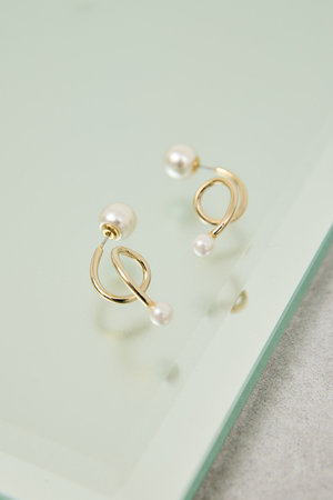 ガリャルダガランテ/GALLARDAGALANTEのスパイラルパールピアス(150100/150101)