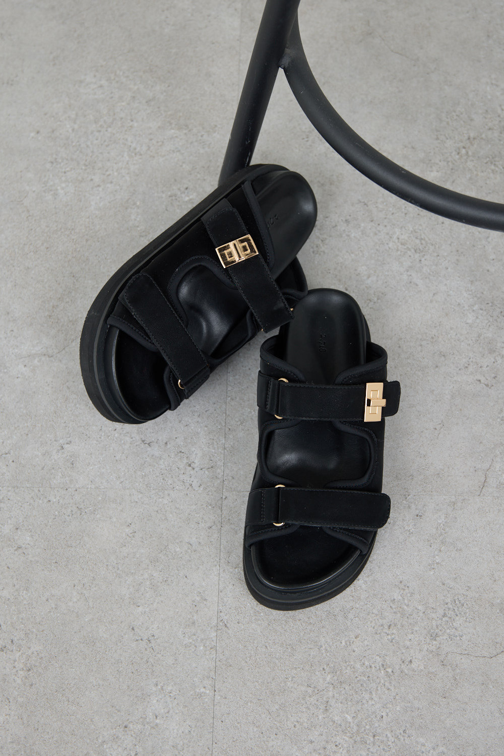 ガリャルダガランテ/GALLARDAGALANTEの【予約販売】【2.718】ダブルベルトサンダル(ブラック/GGN1061313A0002)