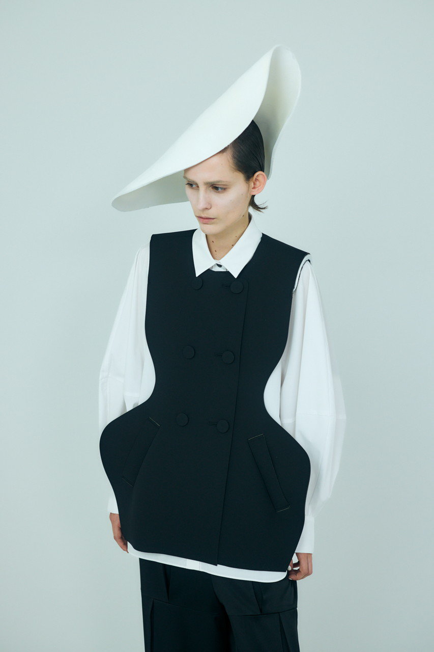 ENFOLD(エンフォルド)｜SHAPE VEST/ブラック の通販｜ELLESHOP・(エル