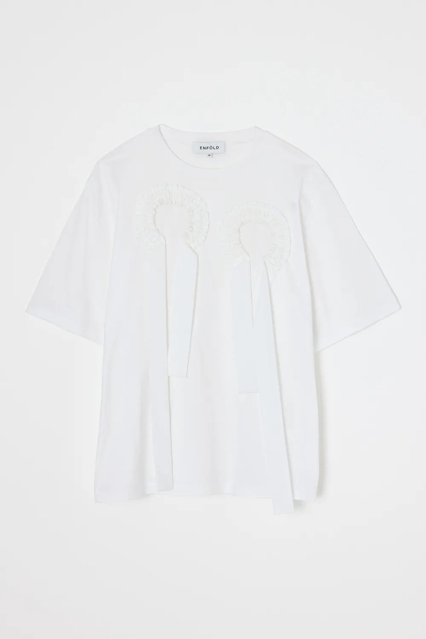エンフォルド/ENFOLDの【3/20 12:00販売開始】FRILL EMBLEM T-SHIRT(ホワイト/300JS580-3651)