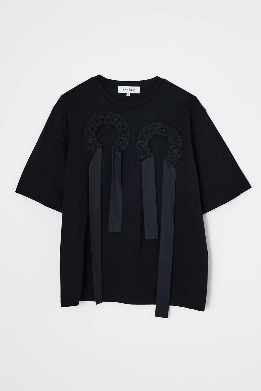 エンフォルド/ENFOLDの【3/20 12:00販売開始】FRILL EMBLEM T-SHIRT(ブラック/300JS580-3651)