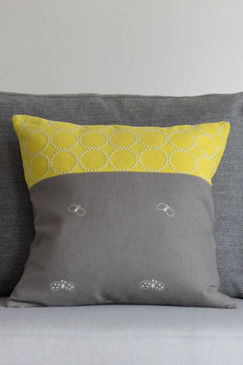 ミナ ペルホネン/mina perhonenの【greeniche】mina perhonen‐dop‐ 「tambourine × choucho」クッションカバー(新生地イエロー×グレー/mina perhonen dopクッションカバー)