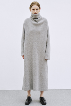 バトナー/BATONERのカシミヤフォックスユニークタートルネックワンピース