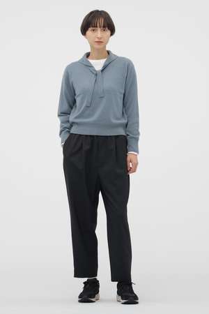 マーガレット・ハウエル/MARGARET HOWELLのWORSTED WOOL POPLIN TROUSERS(110600/110601)