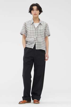 マーガレット・ハウエル/MARGARET HOWELLのLIGHT COTTON POPLIN TROUSERS(110600/110601)