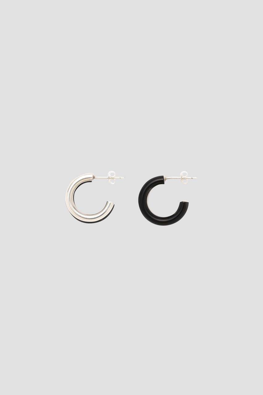 マーガレット・ハウエル/MARGARET HOWELLのmiriam renshaw ISSENDO HORN AND SILVER TWIN HOOP EARRING(ブラック/5786174253)