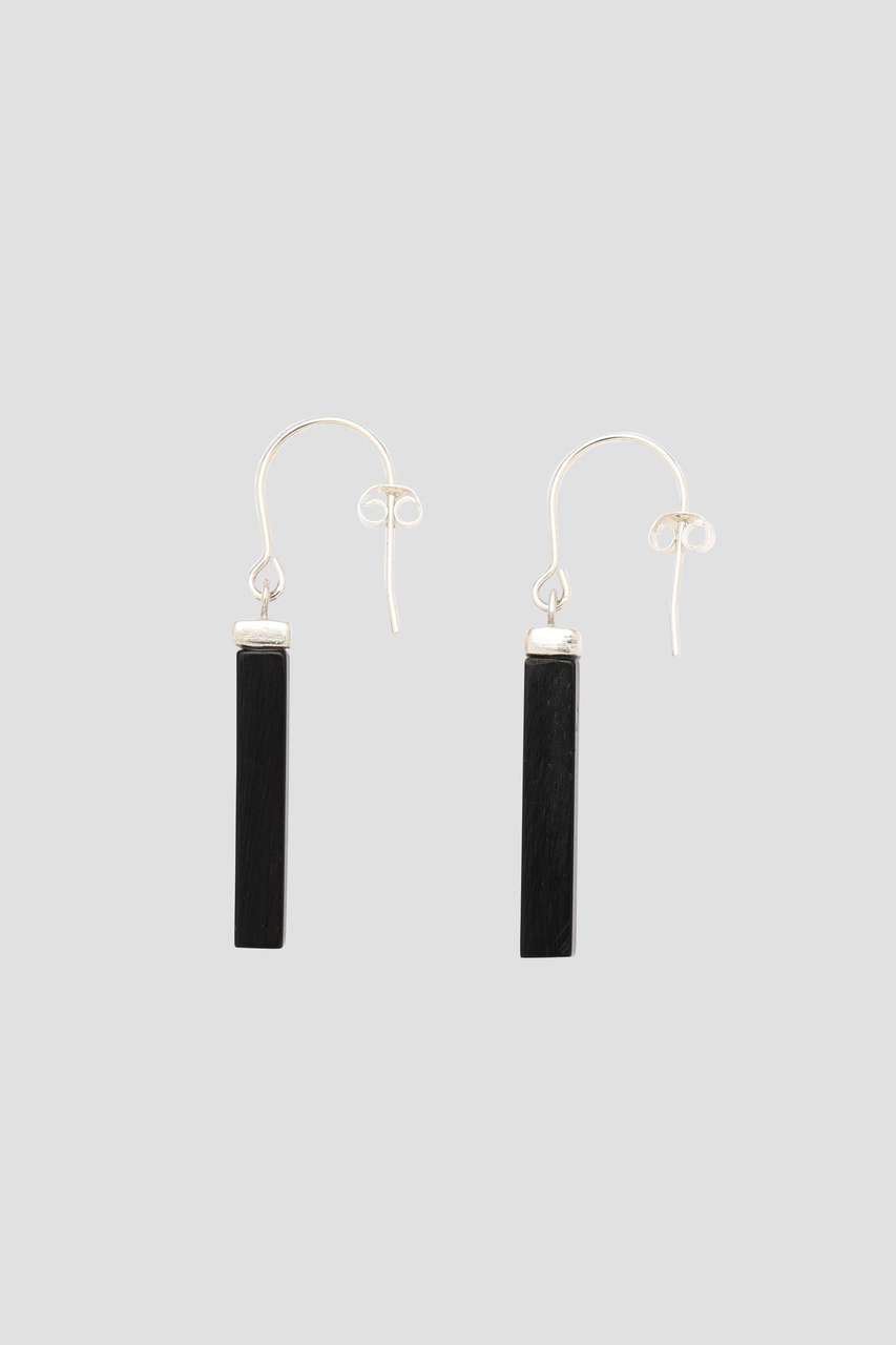 マーガレット・ハウエル/MARGARET HOWELLのmiriam renshaw ISSENDO HORN AND SILVER RECTANGULAR EARRING(ブラック/5786174254)