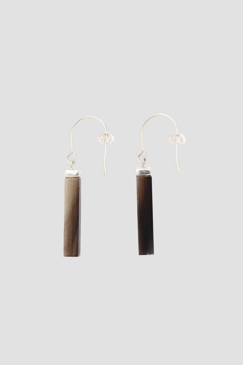 マーガレット・ハウエル/MARGARET HOWELLのmiriam renshaw ISSENDO HORN AND SILVER RECTANGULAR EARRING(ブラウン/5786174254)