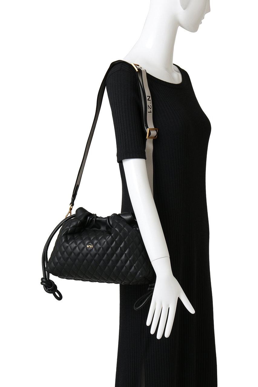 N°21(ヌメロ ヴェントゥーノ)｜キルティング ショルダーバッグ
