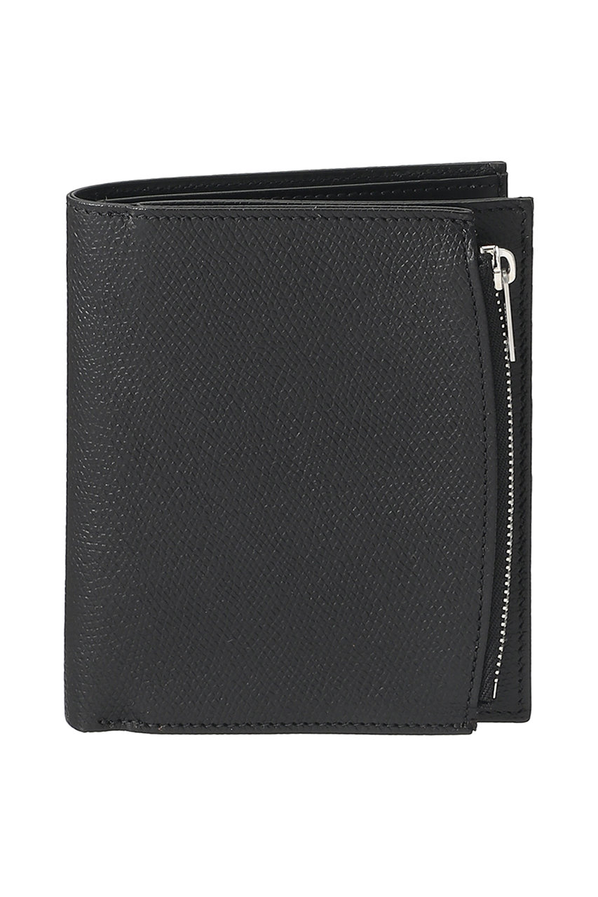 メゾンマルジェラの二つ折り財布は男女問わず長く使えるデザインです 