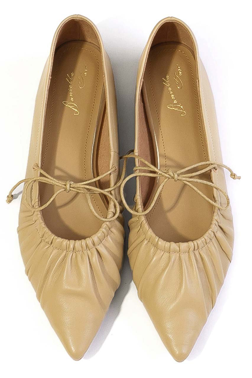 ダニエラ＆ジェマ/Daniella & GEMMAのポインテッドギャザーリボンフラットパンプス(ベージュ/DA25101)