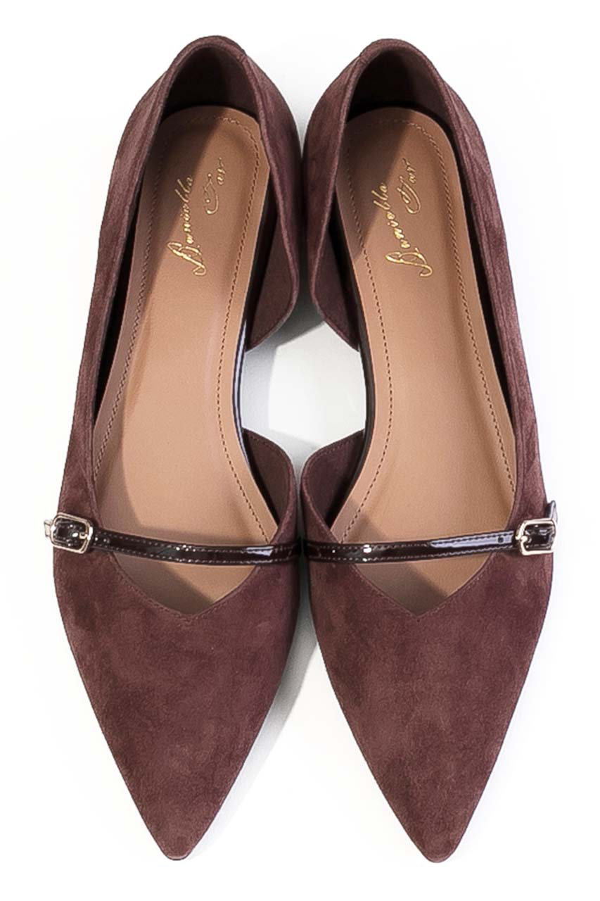 ダニエラ＆ジェマ/Daniella & GEMMAのベルトポインテッドフラットパンプス(ダークブラウンスエード/DA25140)
