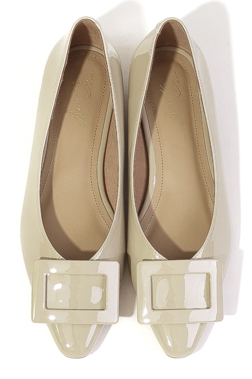 ダニエラ＆ジェマ/Daniella ＆ GEMMAの【レイン対応】バックルモチーフパンプス(ベージュエナメル/DA26164)