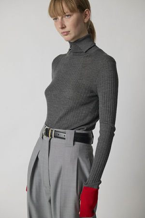 タートルネックタイトニット