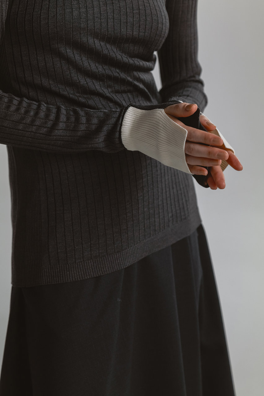 CINOH(チノ)｜シルク クルーネック タイト ニット/チャコールグレー