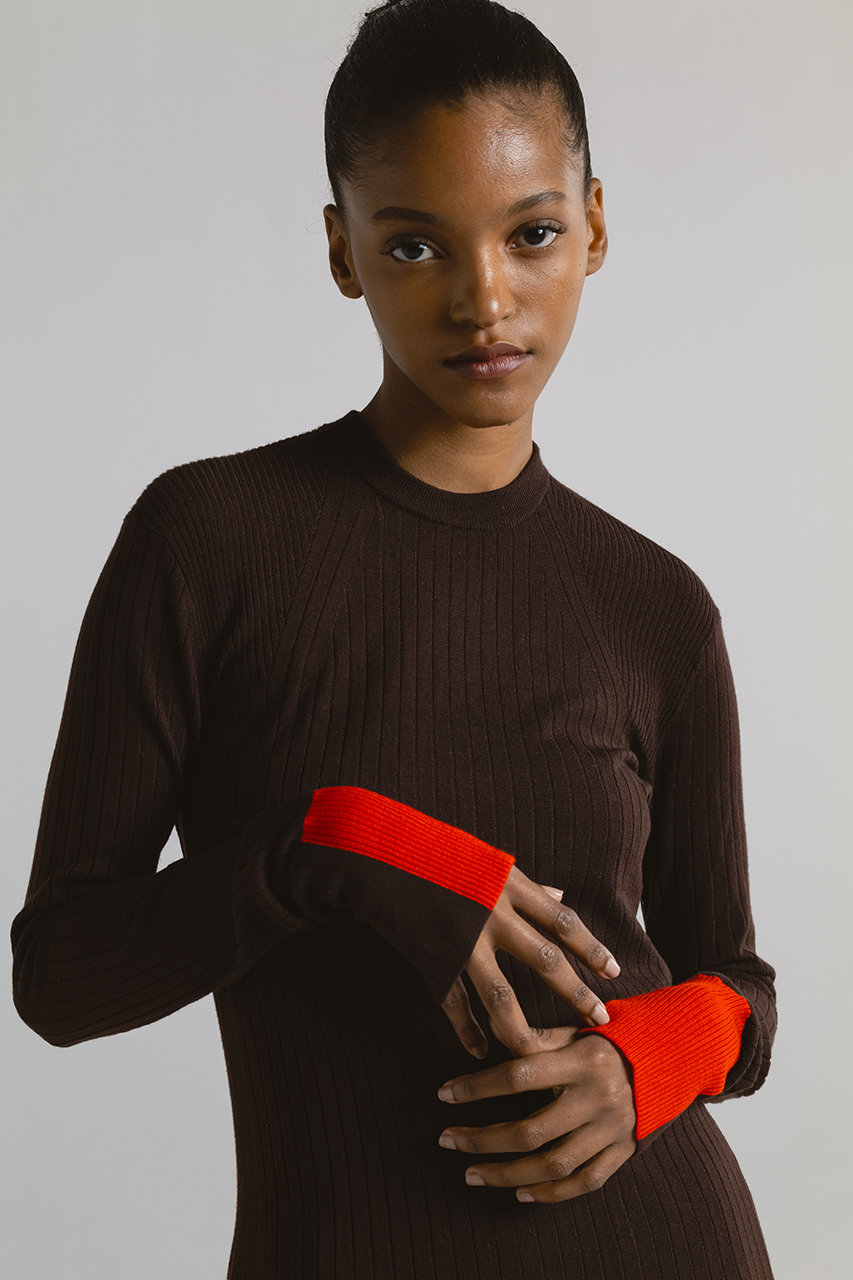 CINOH(チノ)｜クルー ネック タイト ニット/ブラウン/レッド の通販