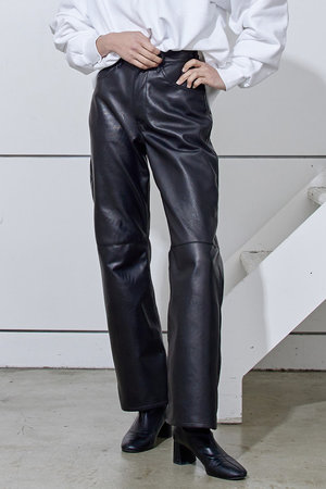 シシ/sisiiの【UNISEX】ブーツカット レザーパンツ