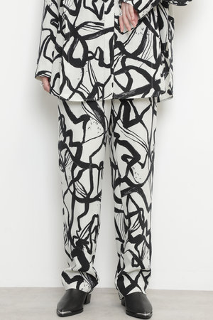 テーパードパンツ